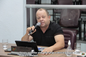 Falta de sinalização de trânsito prejudica comerciantes e usuários de rua