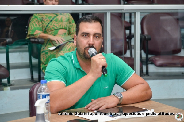 Praça do Carmo e outros pontos sofrem com falta de zelo