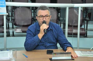 Escritora que lançou livro na Câmara recebe elogios de vereador