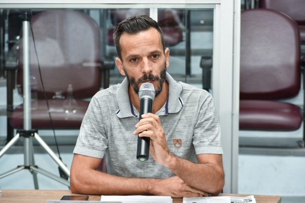 Requerido espaço na Praça de Esportes para praticantes de futebol feminino