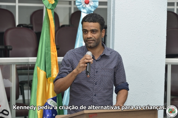 Falta de estruturas infantis é problema para crianças dos bairros