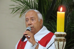 Propositor entrega moção de aplauso a padre Alexandre